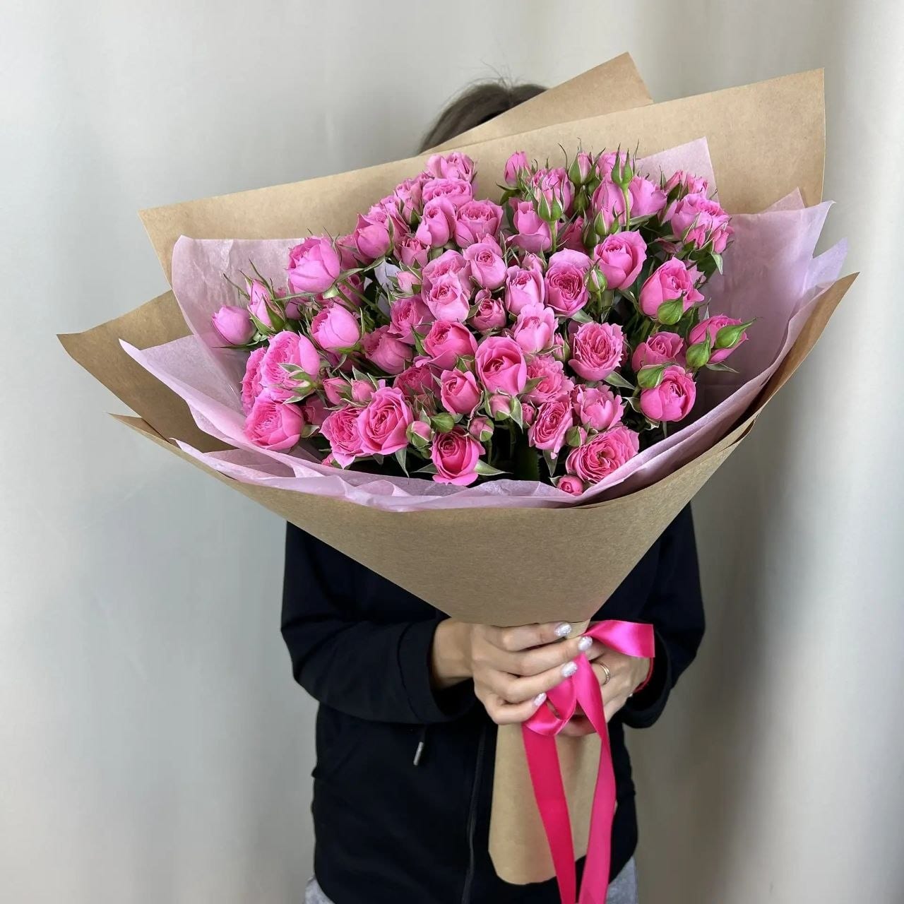Букет из 9 кустовых роз в крафте 2