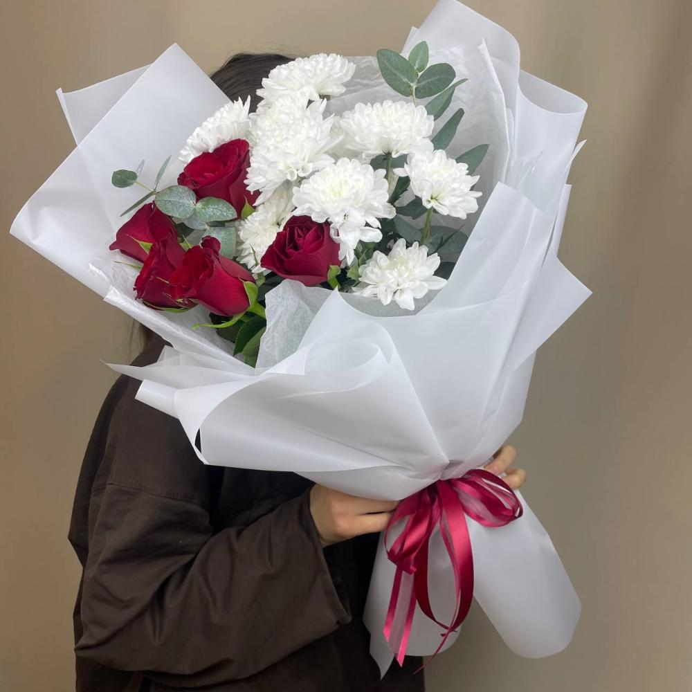 Из кустовой хризантемы и красной розы 2