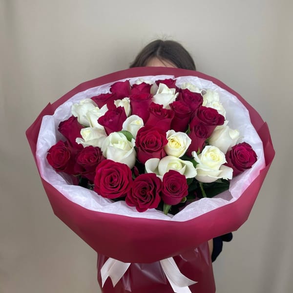 Букет из красных и белых роз 3