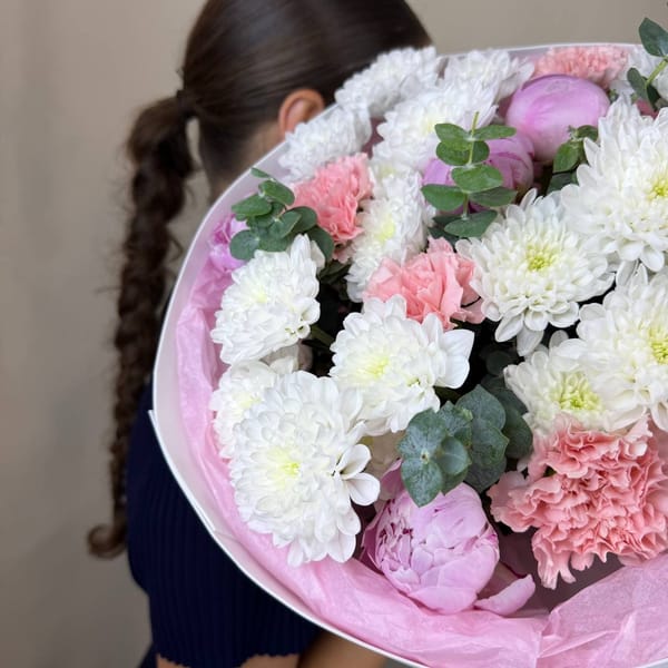 Букет из пионов, кустовой хризантемы, диантусов и эвкалипта 3