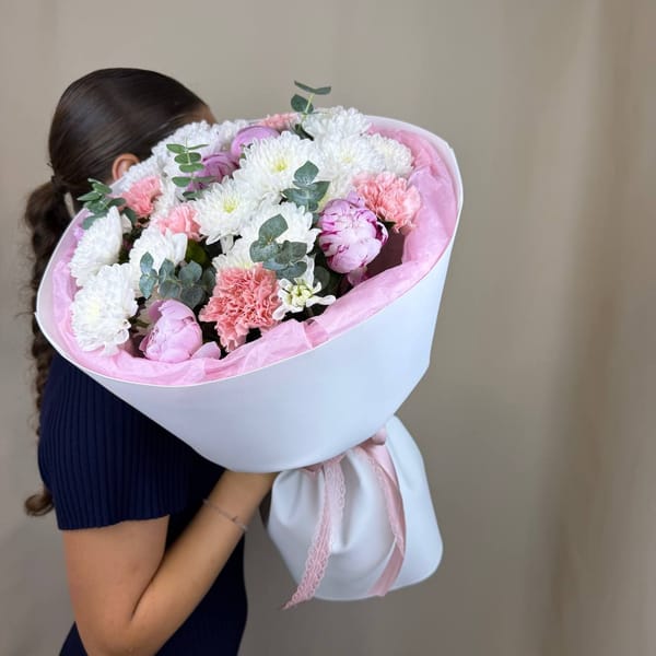 Букет из пионов, кустовой хризантемы, диантусов и эвкалипта 6