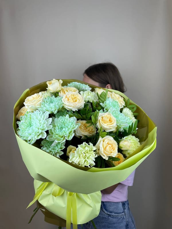 Букет из кустовой хризантемы, кустовой розы, диантусов и фисташки 6