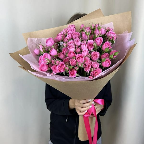 Букет из 9 кустовых роз в крафте 2