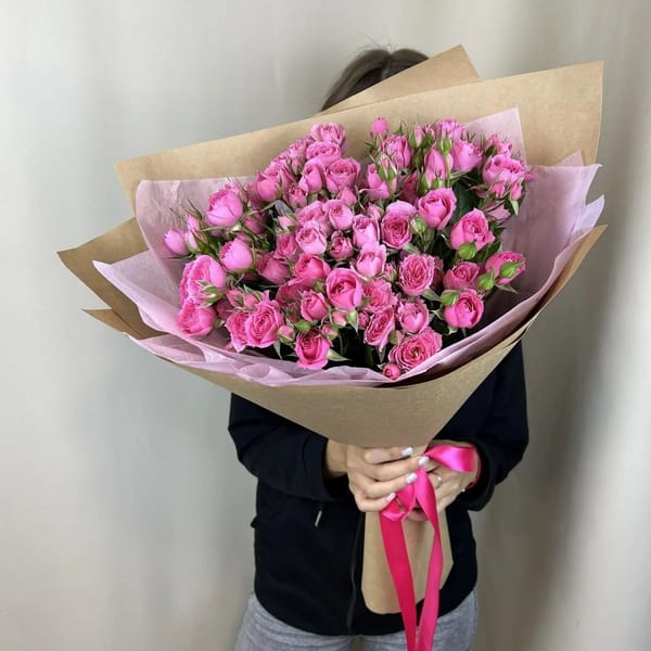 Букет из 9 кустовых роз в крафте 3