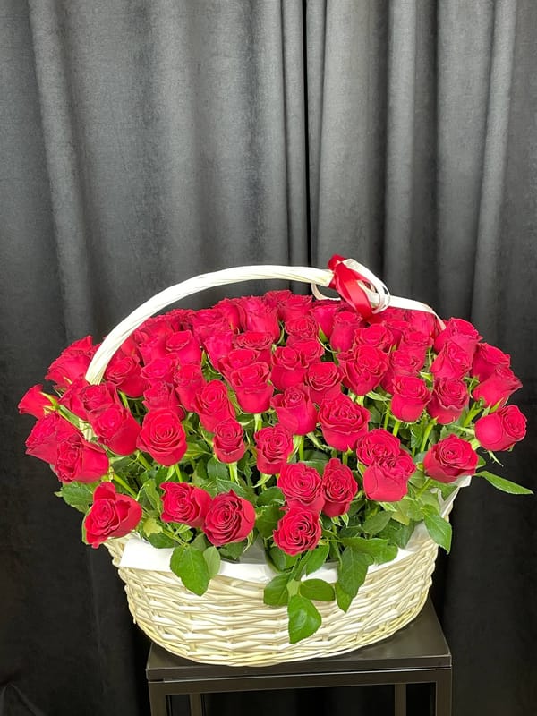 Корзина из 111 роз 2