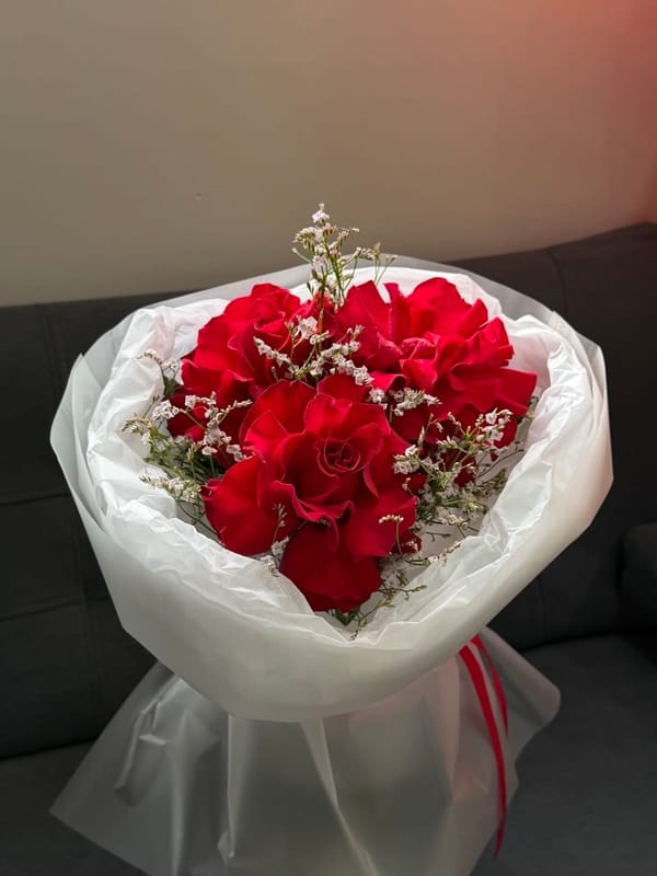 Букет из 3 красных роз с лимониумом