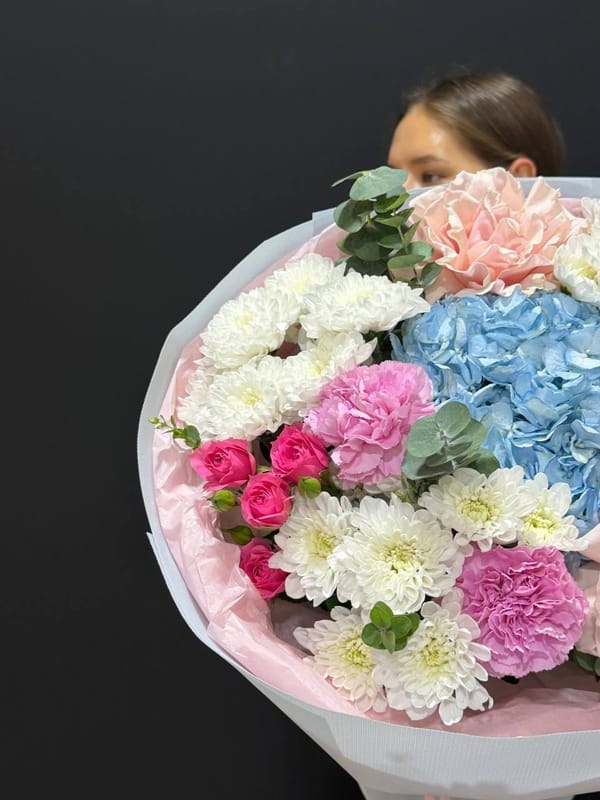Букет из кустовых роз и белой хризантемы 3