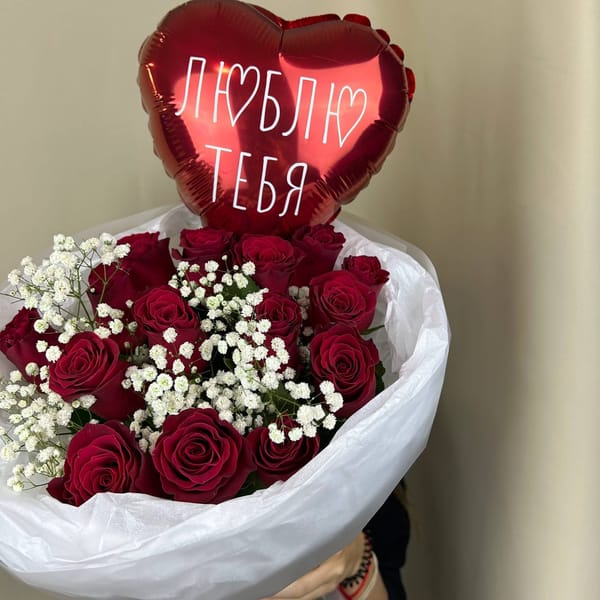 Романтичный букет из 15 роз и гипсофилы 4