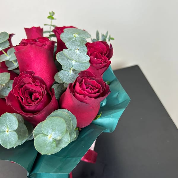 Композиция из роз и эвкалипта 6