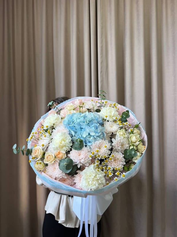 Нежный букет с гортензией, танацетумом и кустовой розой