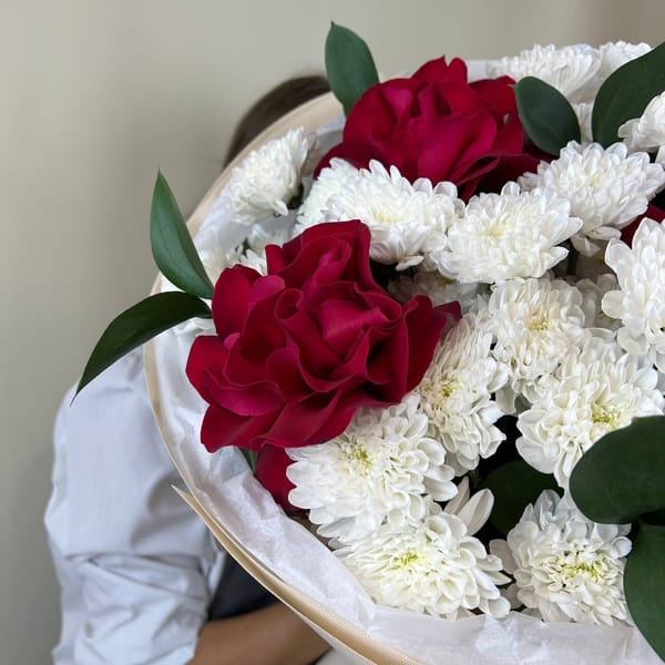 Нежный букет из хризантемы, рускуса и французской розы 3