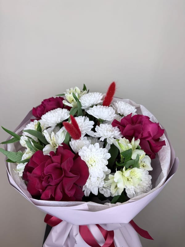 Элегантный микс из 3 роз и 3 хризантем 3