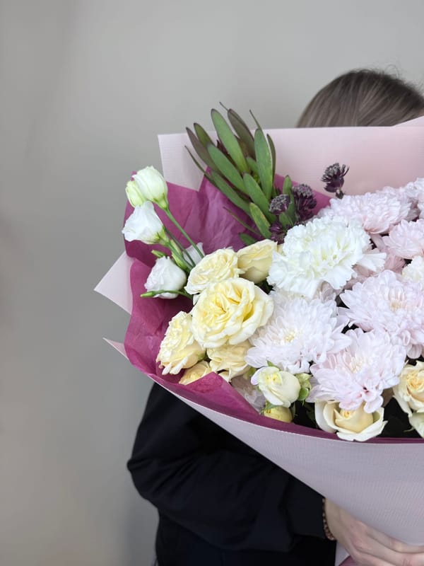 Яркий букет из кустовой разы и хризантемы 3