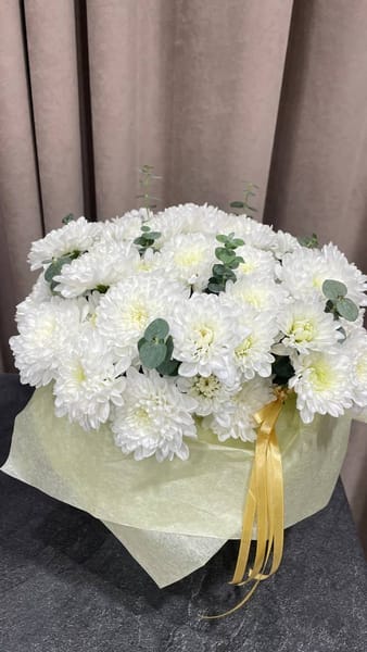 Нежная Композиция из хризантемы и эвкалипта 3