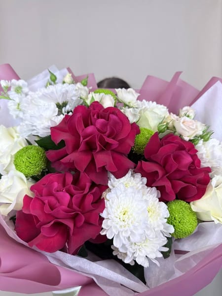 Букет с мини французскими розами маттиолой и хризантемой 5