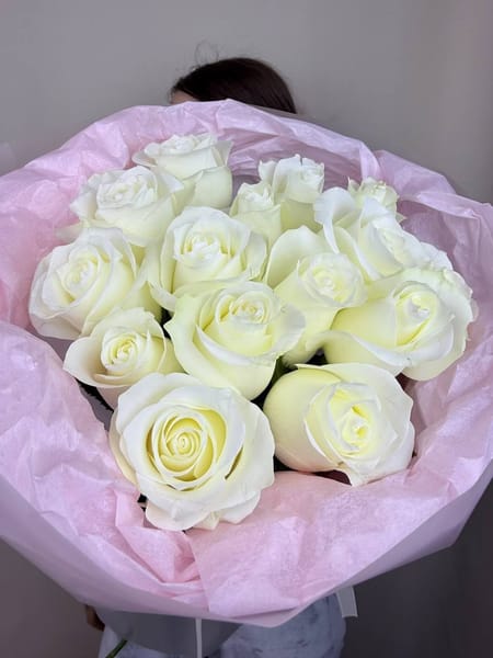 Букет из 15 белых роз прауд 5