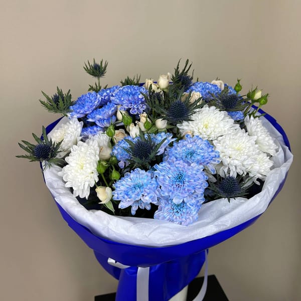 Яркий букет из синих хризантем и роз 2
