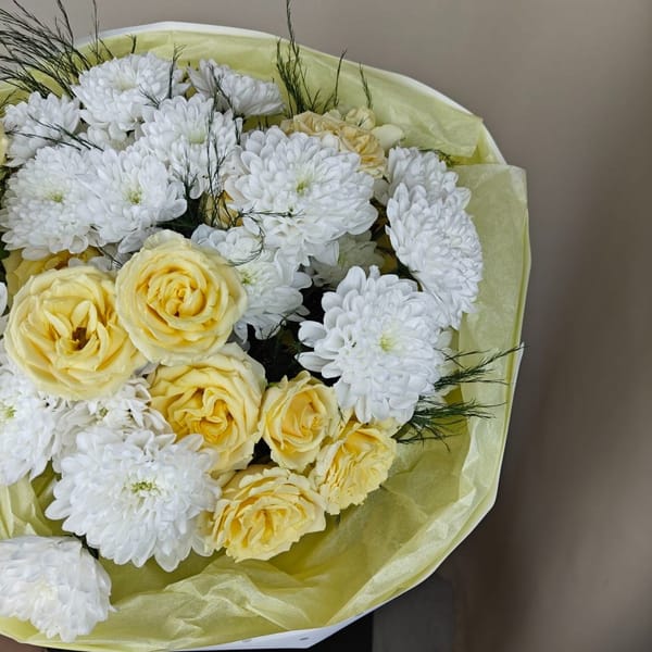 Букет с листьями Аспарагуса, кустовой хризантемой и розой 3