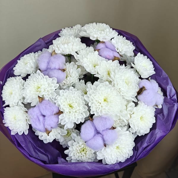 Яркий букет из хлопка и кустовой хризантемы 4