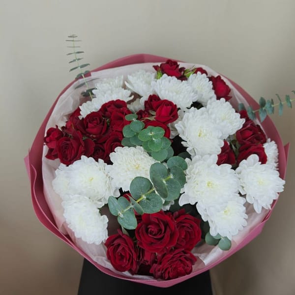 Букет из бордовой кустовой розы и хризантемы 4