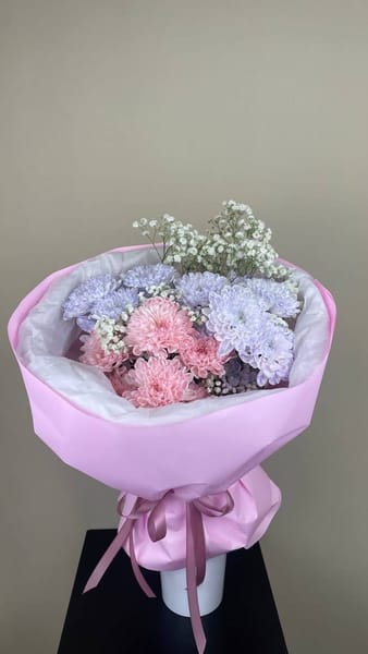 Букет из 3 хризантем и белой гипсофилы 2