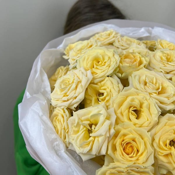 Букет из 9 кремовых кустовых роз 4