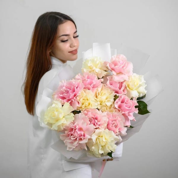 Микс из 15 белых и розовых франзуцских роз 2