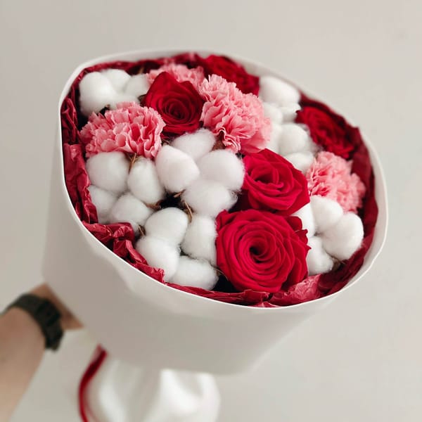 Букет-микс из роз, диантусов и хлопка 2