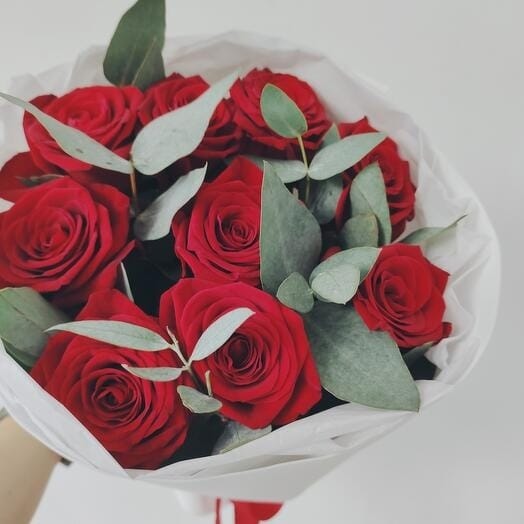 Букет с красными розами и эвкалиптом 6