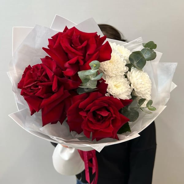 Букет красных французских роз с хризантемой и эвкалиптом 5