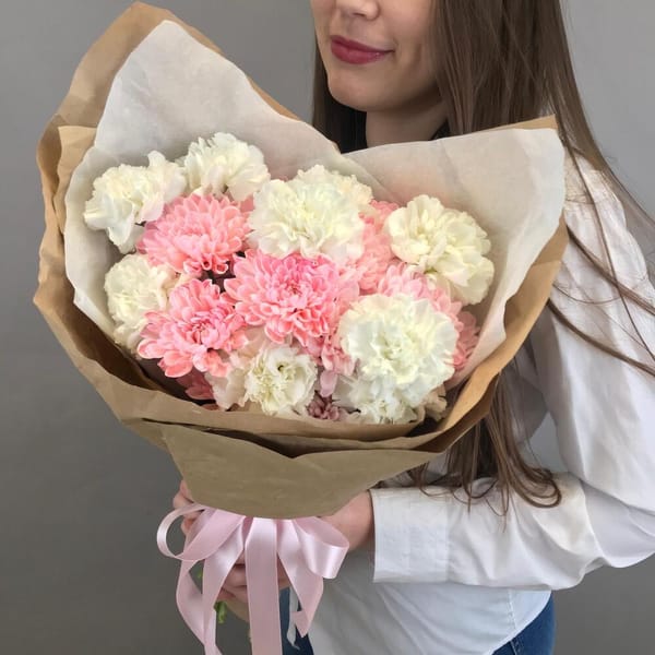 Букет из коралловой хризантемы и белых диантусов 2