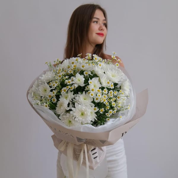 Нежный букет из ромашек и кустовой хризантемы 4