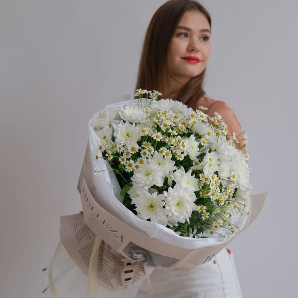 Нежный букет из ромашек и кустовой хризантемы 6