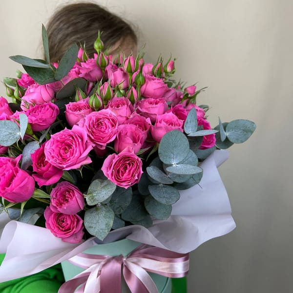 Композиция из кустовой розы и эвкалипта 5