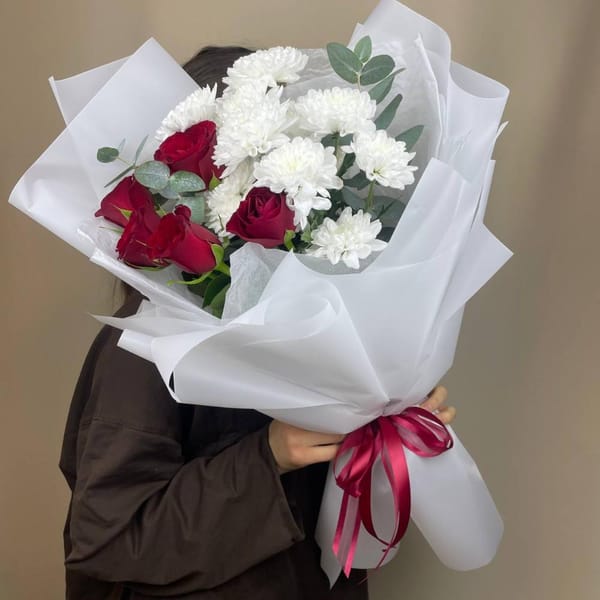 Букет из кустовой хризантемы и красной розы 3