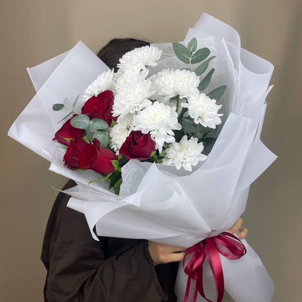Букет из кустовой хризантемы и красной розы 2