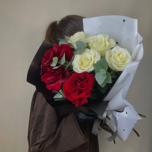 Букет из красной и белой розы 3