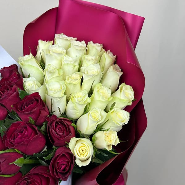 Букет сердце из красных и белых роз 4