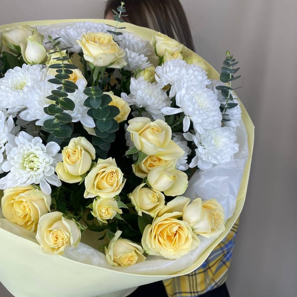 Букет с нежной кустовой розой, хризантемой и эвкалиптом 6