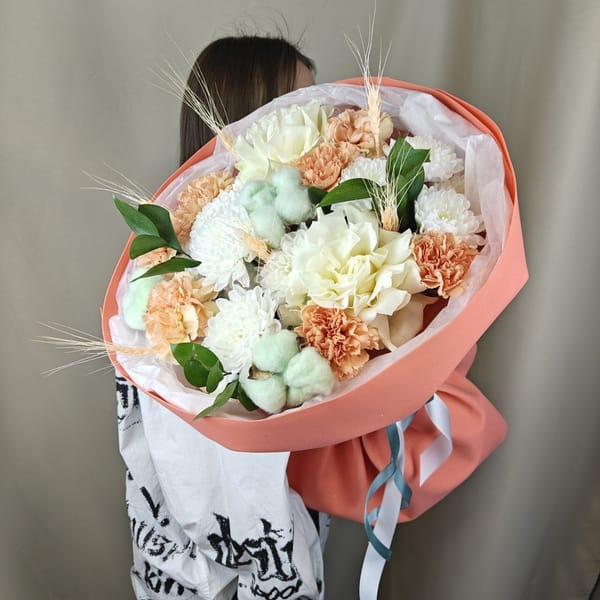 Букет из французской розы, диантусов, рускуса и кустовой хризантемы 3