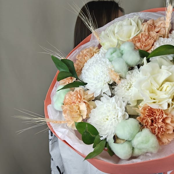 Букет из французской розы, диантусов, рускуса и кустовой хризантемы 4